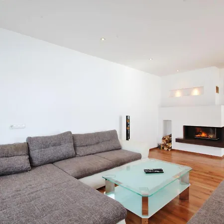 Spacious With Garden In Villa
